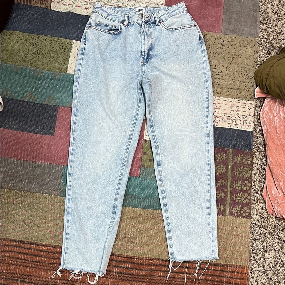BDG Urban Outfitters High Rise Mom Jeans in Light Wash Sz 27